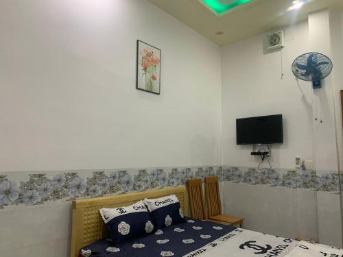 广义Nhà nghỉ Bá Thành - Lý Sơn的一间卧室配有一张床和一台电视