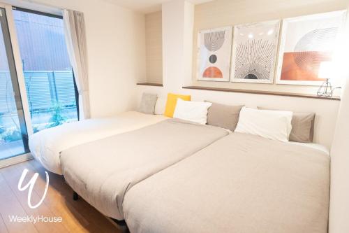 大津WeeklyHouse Silto Crete - Vacation STAY 14148v的带窗户的客房内的两张床