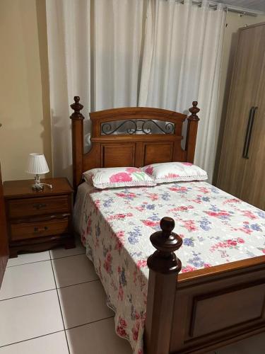 圣加布里埃尔casa da Gilvana的一间卧室配有一张床和一张带台灯的桌子
