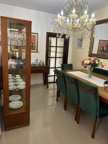 圣加布里埃尔casa da Gilvana的一间带桌椅和吊灯的用餐室