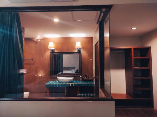 素可泰福列斯托素可泰旅馆的一间带水槽和镜子的浴室