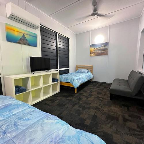 Wagait BeachUnit 2 Golden Sands Retreat的客房设有床、电视和沙发。
