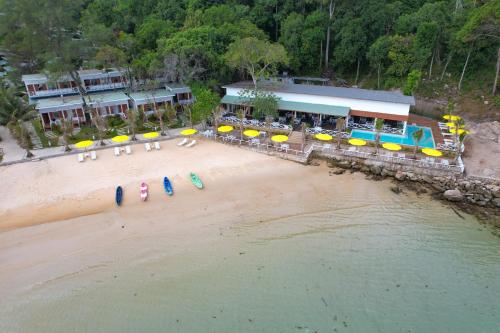 高龙撒冷岛One Beach Resort的享有海滩空中美景和度假胜地