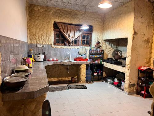 TudugalaCozy village house的厨房配有水槽和台面