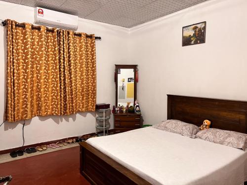 TudugalaCozy village house的一间卧室配有一张床和镜子