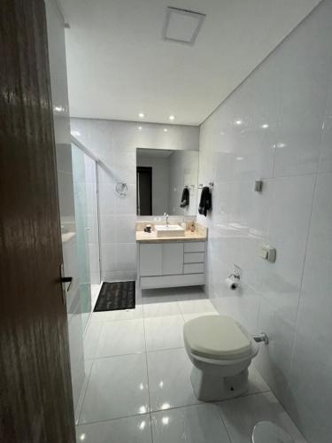 GuaramirimCasa com quarto disponível em Guaramirim的白色的浴室设有卫生间和水槽。