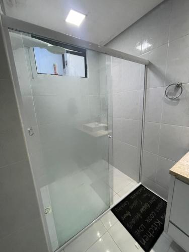 GuaramirimCasa com quarto disponível em Guaramirim的浴室里设有玻璃门淋浴
