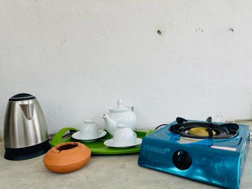 哈巴拉杜瓦Sea Garden Beach Resort的收音机和桌子上的茶具