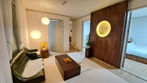 釜山Soban Stay的客厅配有沙发和桌子