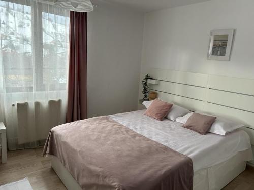 布朗Vila Monica的一间卧室配有一张大床和两个枕头