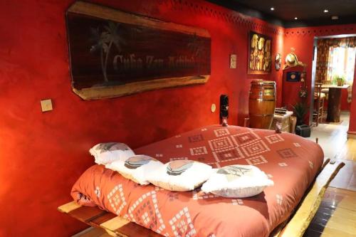 穆斯克龙古巴禅阿克提图德公寓的红色卧室,配有带毛巾的床