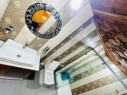 斯利那加The Hayat Group Of Houseboats的一间带水槽和镜子的浴室