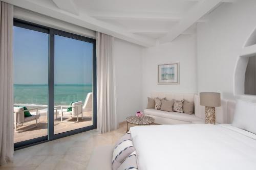 Al RahbaAnantara Santorini Abu Dhabi Retreat-Adults Only的一间卧室配有一张床,享有海景