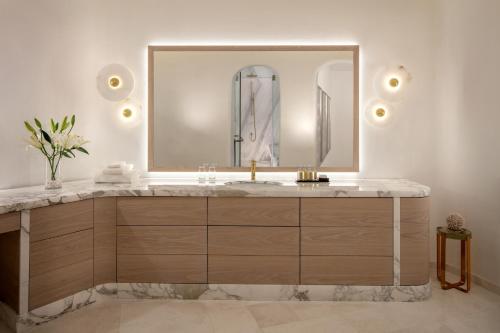 Al RahbaAnantara Santorini Abu Dhabi Retreat-Adults Only的一间带大镜子和盥洗盆的浴室