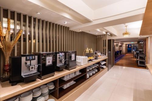 台北承携行旅台北重庆馆的柜台上装有几台咖啡机的商店