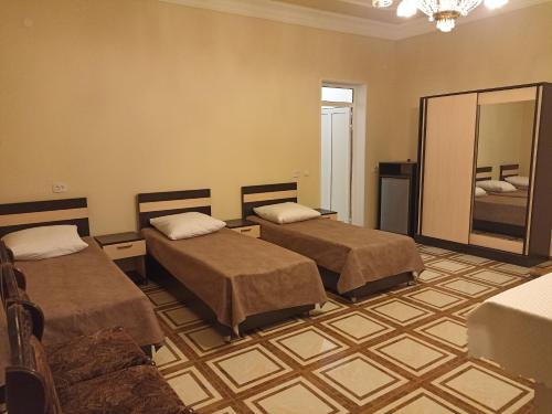 久姆里艾拉赞酒店的酒店客房,设有两张床和镜子