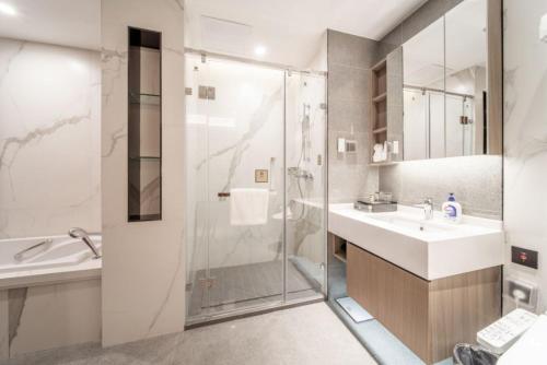 苏州苏州新区科技城壹棠服务公寓的带淋浴、盥洗盆和卫生间的浴室