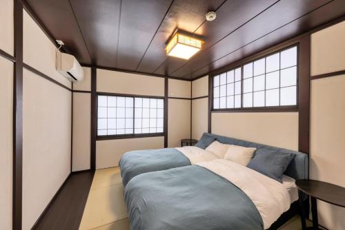 阿扎格瓦Yoshimura igariya的一间卧室设有一张床和两个窗户。