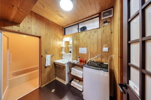 阿扎格瓦Yoshimura igariya的带淋浴、盥洗盆和浴缸的浴室