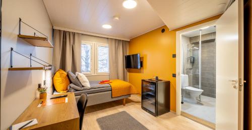 上维耶斯卡Hotelli Visiitti的小房间设有一张床和一间浴室