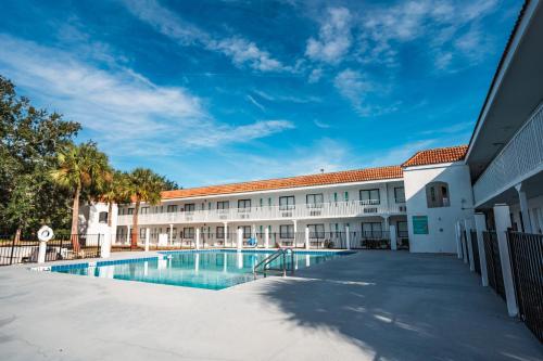 基西米Developer Inn Express Fundamental, a Travelodge by Wyndham的享有带游泳池的建筑庭院的景色