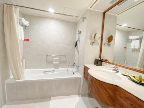 基隆长荣桂冠酒店 - 基隆的带浴缸、水槽和浴缸的浴室