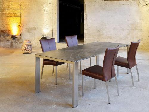 慕尼黑Test Tet Qa Kari的一张餐桌、四把椅子和一张混凝土桌子