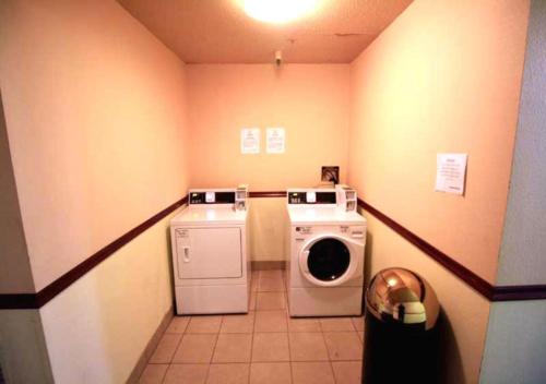 罗斯维尔Norwood Inn Minneapolis Roseville的一间小房间,配有洗衣机和洗衣机