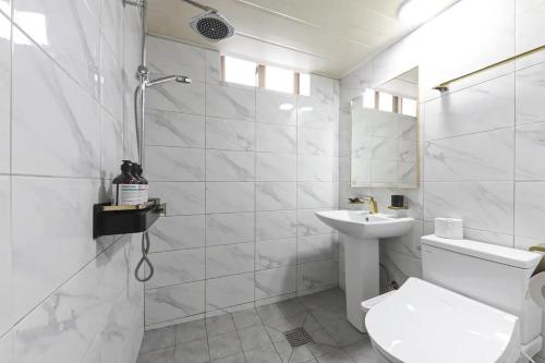 群山市Even Hotel的白色的浴室设有卫生间和水槽。