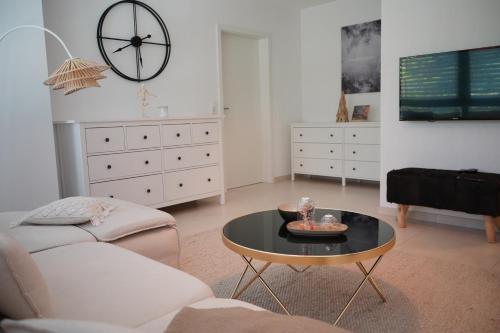 ObersontheimPureNature Appartement的带沙发和咖啡桌的客厅