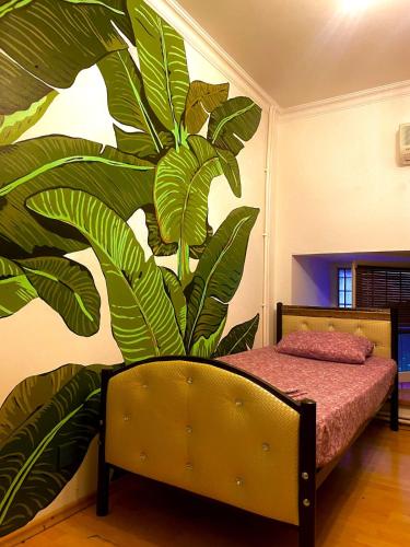 巴库S. T. Hostel的一间卧室,配有一张带植物壁画的床