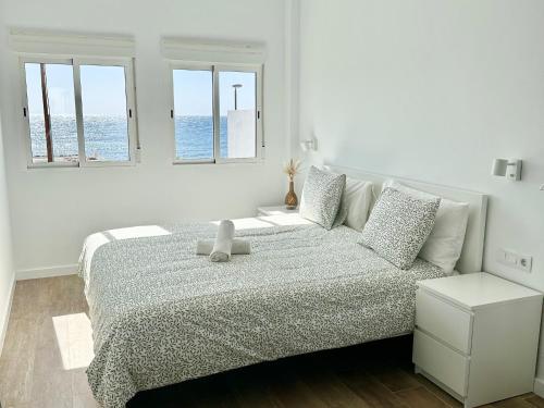 LajitaLa Lajita Barca Beach Sand的一间白色卧室,配有一张带泰迪熊的床