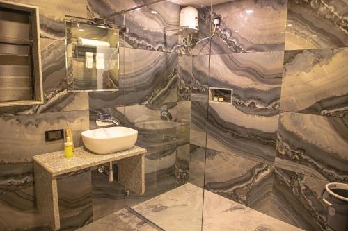 KondivliWhite Sand Beach Resort的一间带水槽和镜子的浴室