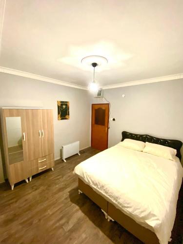 ArnavutköyTriplex house 2的卧室配有白色大床和橱柜