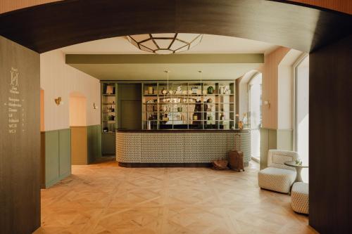萨尔茨堡Hotel Zum Hirschen Salzburg的大堂,在房间中间设有酒吧
