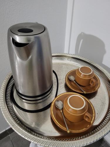 Grande SavaneLa Bourgeoisie Créole的一个带两个盘子和咖啡壶的托盘