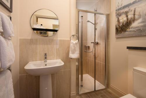 梅尔罗斯Bank View的带淋浴、盥洗盆和镜子的浴室