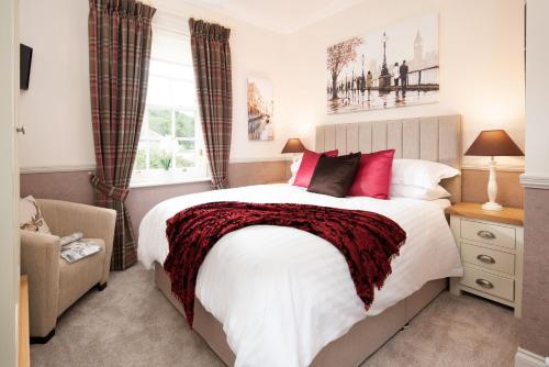 梅尔罗斯Bank View的一间卧室配有一张带红色枕头的大床