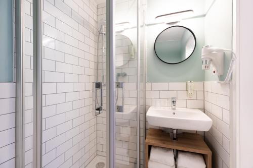 科隆Yggotel Pirol的白色的浴室设有水槽和镜子