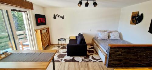 克莱恩 蒙塔纳Cozy Studio Retreat - completely renovated in a perfect location的客厅配有沙发和桌子