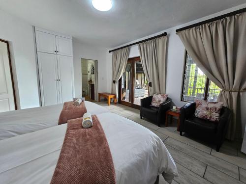 圣卢西亚内迪扎旅馆和卡巴纳斯的一间卧室配有一张床、两把椅子和窗户