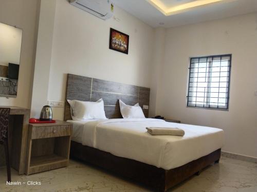 钦奈RedFox Hotel-T.Nagar的一间卧室,卧室内配有一张大床