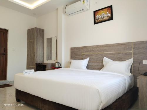 钦奈RedFox Hotel-T.Nagar的一间卧室配有一张带白色床单的大床