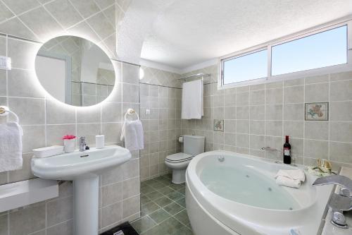 卡亚俄萨尔瓦赫Villa Milena的带浴缸、盥洗盆和卫生间的浴室
