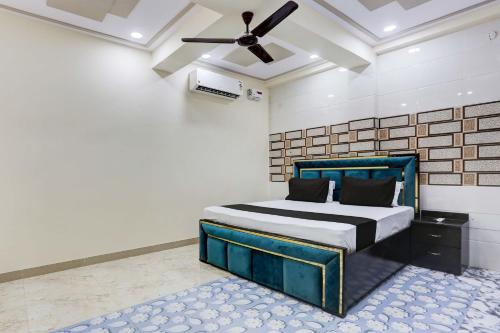 坎普尔OYO Flagship Hotel M. R Galaxy的一间卧室配有一张床和吊扇