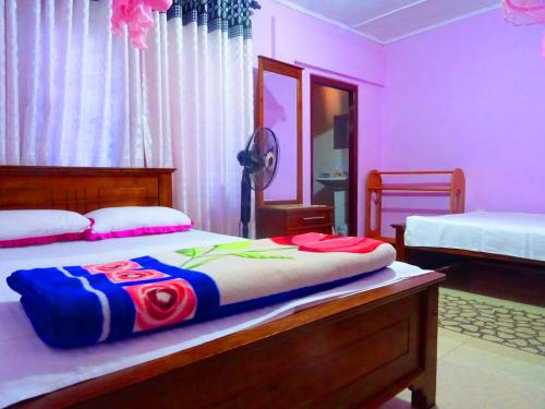 哈顿玫瑰园住宿加早餐旅馆的一间卧室设有两张床,墙壁粉红色