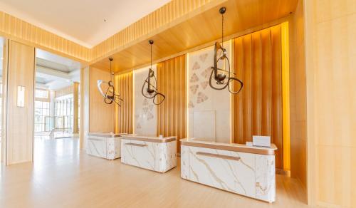 莎阿南Glenmarie Hotel and Golf Resort的一间在房间内配有三个盥洗盆的浴室