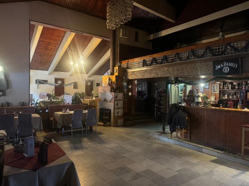 索非亚Мотел Тихия кът的一间带桌椅的餐厅和一间酒吧