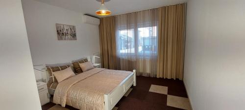 萨拉热窝MB apartmani Sarajevo的一间小卧室,配有床和窗户