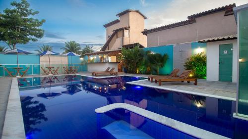阿拉亚尔达茹达Hotel Pousada Tribalista的别墅前设有游泳池